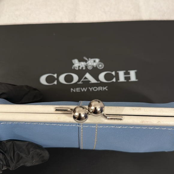 Coach Blue and White kiss lock Women's wristlet - Picture 9 of 15